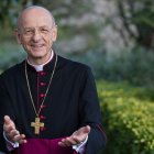 Figura. El Monseñor Fernando Ocáriz llega a un encuentro pastoral.