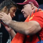 Lucía Yépez recibe indicaciones de Jorge González en la final de lucha en París 2024