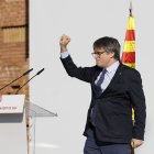 El expresidente catalán Carles Puigdemont, interviene en el acto de bienvenida para el que miles de independentistas se congregan junto al Parlamentantes.