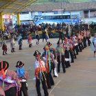Grupos de hombres y mujeres aparecen en medio de un coliseo disfrazados para representar la danza que da identidad a San José de Poaló.
