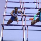 La ecuatoriana Maribel Caicedo junto a Charisma Taylor de Bahamas en semifinales de 100 metros vallas