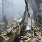 Rescatistas trabajando después de un bombardeo en un centro comercial en Kostiantynivka, región de Donetsk, Ucrania, el 9 de agosto de 2024.