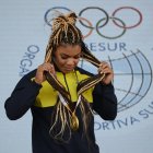 Angie Palacios Dajomes, medalla de oro, posa en el podio de levantamiento de pesas 76kg femenina en los Juegos Suramericanos 2022 que se realizan en Asunción (Paraguay).