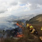 Los bomberos se desplegaron en las laderas del Pichincha, para evitar el avance del incendio forestal.