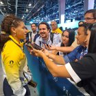 Angie Palacios ofreciendo declaraciones a medios de comunicación, en París.