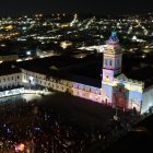 Cientos de asistentes llegaron al Casco Colonial para participar de esta puesta en escena en el inicio del feriado del 10 de Agosto.