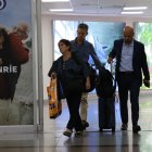 Aeropuerto. Una viajera llegando de Quito a Guayaquil lleva en su mano una funda con panes Cyrano.