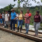 Reunión de apoyo. Diferentes miembros de la comunidad del recinto Guachal se reunieron para organizarse y salir a cazar a la ‘bestia voladora’.