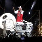 El cantante colombiano J Balvin canta durante la presentación de su nuevo disco Rayo desde Medellín.