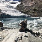 Un investigador recoge una muestra de lecho rocoso del glaciar Queshque, en los Andes peruanos.