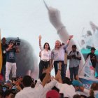 Luisa González y Diego Borja saludaron a la militancia del correísmo.