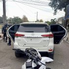 Perseguidos. El vehículo en el que los individuos irrumpieron en la base.