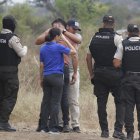 muertos puente luciaCon abrazos y palabras de consuelo, los parientes se apoyaban mutuamente.