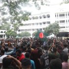 Manifestantes ante la Corte Suprema de Bangladés.