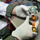 Fotografía cedida por la Fuerza Aérea Brasileña que muestra a un operario en São Paulo.