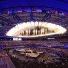 Los fuegos artificiales saltan para concluir la ceremonia de clausura de los Juegos Olímpicos de París 2024 en el estadio Stade de France de París.