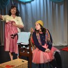 Una hora de felicidad se estrena el jueves 15 de agosto en la Sala Mariana de Jesús de la Casa de las Culturas Benjamín Carrión.