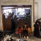 Varios palestinos lloran tras un ataque israelí contra la escuela Al-Taba"een en el barrio de Daraj Tuffah.