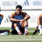 Vinícius (i), Bellingham y Mbappé (d) en el entrenamiento de Real Madrid previo al encuentro ante Atalanta