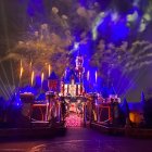 Parque. Juegos artificiales en Disney.