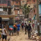Rescatistas trabajan en la zona donde se derrumbó un edificio de tres pisos