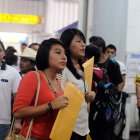 Trabajo. Un grupo de jóvenes buscan trabajo en una feria de empleo.