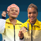 Las pesistas ecuatorianas reciben homenaje en Quito.