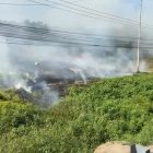 El fuego se ha esparcido sobre la maleza en el kilómetro 11 de la vía a la costa.