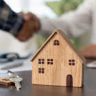 Los postulantes pueden ser ecuatorianos o extranjeros, pero deben residir en Ecuador.