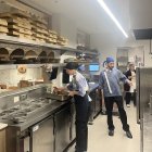 ACOMAÑA CRÓNICA: ARGENTINA INCLUSIÓN. AME9827. BUENOS AIRES (ARGENTINA), 12/08/2024.- Fotografía de archivo fechada el 3 de julio de 2024 de la cocina del restaurante Alamesa, en Buenos Aires (Argentina). Sin cuchillos y sin fuegos, pero con ingentes cantidades de esfuerzo y dedicación: así ha conseguido el restaurante Alamesa su revolución gastronómica y ser ejemplo de inclusión en Argentina para personas neurodivergentes -las que sufren variaciones en el campo neurológico-, con un sistema que les ha permitido impulsar su desarrollo profesional. EFE/ Rafa Sanz