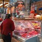 Mercado. En el Diez de Agosto, las familias sienten el alza cuando les toca pagar al menos $ 30 más.