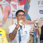Daniel Pintado muestra sus medallas en rueda de prensa.