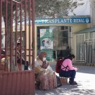 Personas esperando frente a la clínica de radioterapia del Seguro Universal de Bolivia.