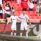 El delantero paraguayo Álex Arce (d) comandará el ataque de los albos.