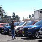 Los autos nuevos estaban estacionados en el parqueadero del teatro Capitol