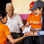 Aporte. Jóvenes se integran a la ayuda social evangelizando a residentes de comunidades.