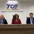Autoridades. La jueza Ivonne Coloma (centro) es quien ahora preside el Tribunal Contencioso Electoral.
