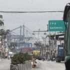 Puerto. Tráiler esperando retirar los contenedores que llegan al país.