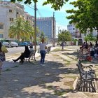 Personas que esperan para ser atendidas por personal de la embajada de los Estados Unidos en La Habana.