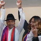 Leonidas Iza y Katiuska Molina (i) serán los candidatos del binomio presidencial de Pachakutik.