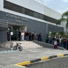 Trámite.- Los agentes de aduana muestran con una foto la larga fila que hay en el servicio al cliente en la oficina de Senae de Guayaquil.
