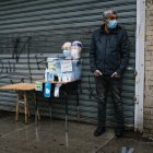 Un ciudadano neoyorquino vendiendo mascarillas y tapabocas.