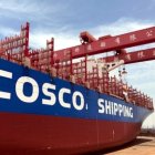 Es una compañía estatal del gobierno de la República Popular China, propietaria de 1413 buques que llegan a más de 100 puertos del mundo.