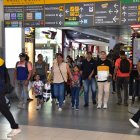 Desde la tarde del 8 de agosto, los viajeros empezaron a llegar a las terminales.