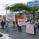 Con pancartas y gritos al unísono, los trabajadores exigen lo que se les debe
