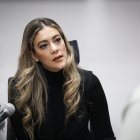 La funcionaria mientras dialoga con EXPRESO