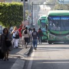 En horas pico los buses que circulan en Tumbaco se desbordan y los pasajeros van colgados de las puertas, lo que es un riesgo.