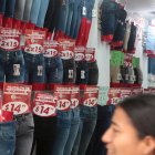 Precios. Prendas tan baratas que ni los clientes lo pueden creer. ¿Cómo logran costos bajos? La autoridad investiga si es contrabando técnico.