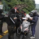 Los policías realizan los patrullajes en vehículos y a pie.