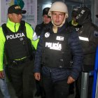 El presunto guerrillero Edgar Moncada Acevedo (d) es escoltado por integrantes de la Policía ecuatoriana.